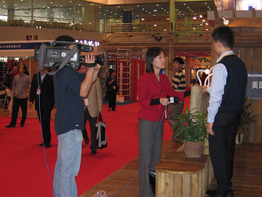 2003年住交會，接受中央電視臺采訪